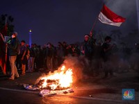 Demo BEM-SI Memanas, Mahasiswa Bakar Ban di Patung Kuda