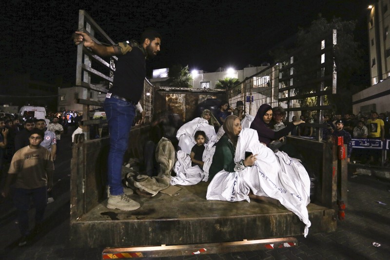 Israel Palestinians Wounded Palestinians arrive at the al-Shifa hospital, on a truck, following Israeli airstrikes on Gaza City, central Gaza Strip, Thursday, Oct. 19, 2023. (AP Photo/Abed Khaled)