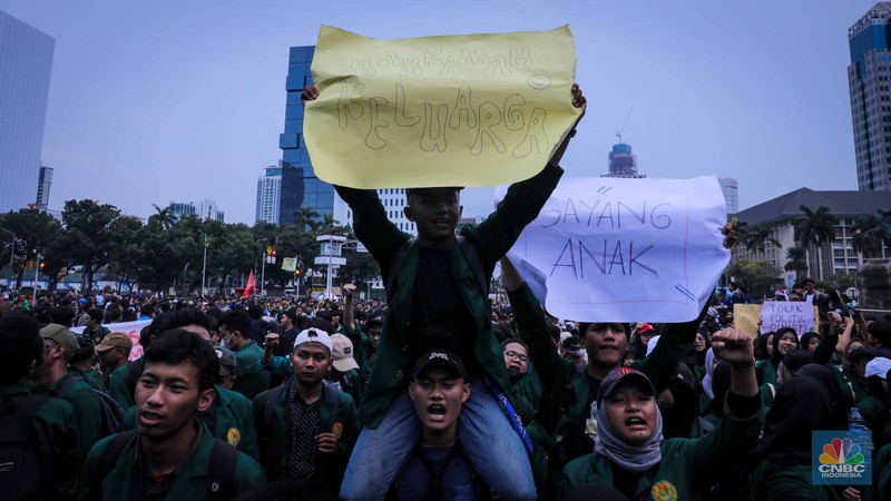 Mahasiswa yang tergabung dalam Aliansi BEM SI (Seluruh Indonesia) melakukan demonstrasi di kawasan Patung Kuda, Jakarta, Jumat (20/10/2023). (CNBC Indonesia/Faisal Rahman)