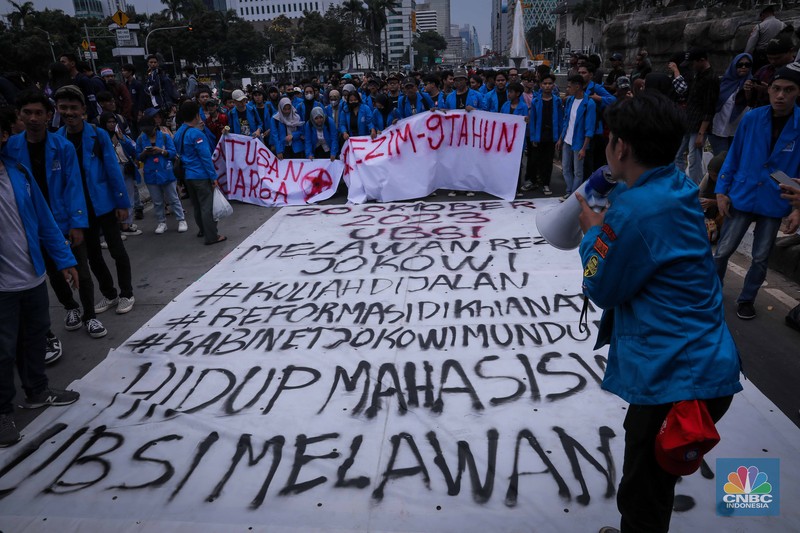 Mahasiswa yang tergabung dalam Aliansi BEM SI (Seluruh Indonesia) melakukan demonstrasi di kawasan Patung Kuda, Jakarta, Jumat (20/10/2023). (CNBC Indonesia/Faisal Rahman)