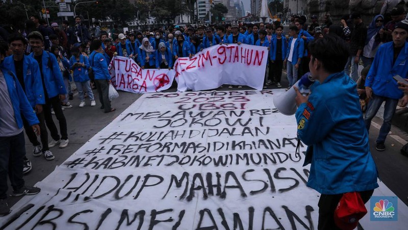Mahasiswa yang tergabung dalam Aliansi BEM SI (Seluruh Indonesia) melakukan demonstrasi di kawasan Patung Kuda, Jakarta, Jumat (20/10/2023). (CNBC Indonesia/Faisal Rahman)