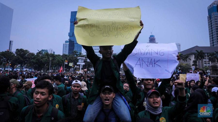 Mahasiswa yang tergabung dalam Aliansi BEM SI (Seluruh Indonesia) melakukan demonstrasi di kawasan Patung Kuda, Jakarta, Jumat (20/10/2023). (CNBC Indonesia/Faisal Rahman)