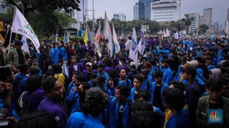 Mahasiswa yang tergabung dalam Aliansi BEM SI (Seluruh Indonesia) melakukan demonstrasi di kawasan Patung Kuda, Jakarta, Jumat (20/10/2023). (CNBC Indonesia/Faisal Rahman)