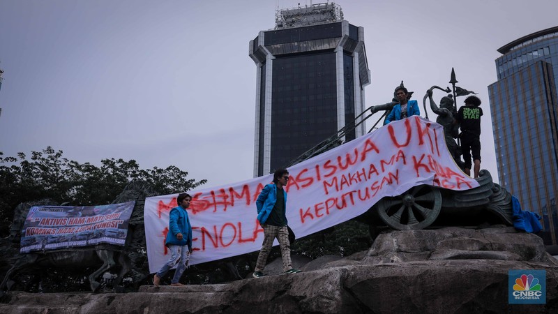 Mahasiswa yang tergabung dalam Aliansi BEM SI (Seluruh Indonesia) melakukan demonstrasi di kawasan Patung Kuda, Jakarta, Jumat (20/10/2023). (CNBC Indonesia/Faisal Rahman)