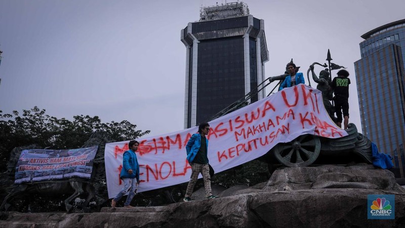 Mahasiswa yang tergabung dalam Aliansi BEM SI (Seluruh Indonesia) melakukan demonstrasi di kawasan Patung Kuda, Jakarta, Jumat (20/10/2023). (CNBC Indonesia/Faisal Rahman)