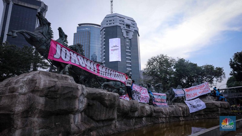 Mahasiswa yang tergabung dalam Aliansi BEM SI (Seluruh Indonesia) melakukan demonstrasi di kawasan Patung Kuda, Jakarta, Jumat (20/10/2023). (CNBC Indonesia/Faisal Rahman)