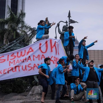 Aksi Demo Mahasiswa, Massa Tumpah & Panjat Patung Kuda