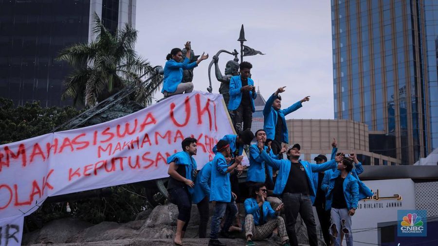 Mahasiswa yang tergabung dalam Aliansi BEM SI (Seluruh Indonesia) melakukan demonstrasi di kawasan Patung Kuda, Jakarta, Jumat (20/10/2023). (CNBC Indonesia/Faisal Rahman)