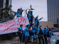 Aksi Demo Mahasiswa, Massa Tumpah & Panjat Patung Kuda