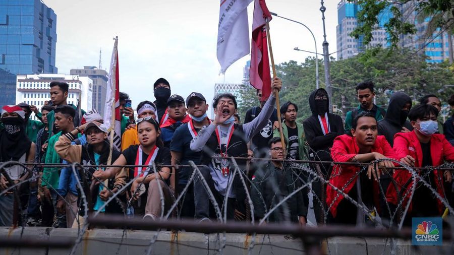 Mahasiswa yang tergabung dalam Aliansi BEM SI (Seluruh Indonesia) melakukan demonstrasi di kawasan Patung Kuda, Jakarta, Jumat (20/10/2023). (CNBC Indonesia/Faisal Rahman)
