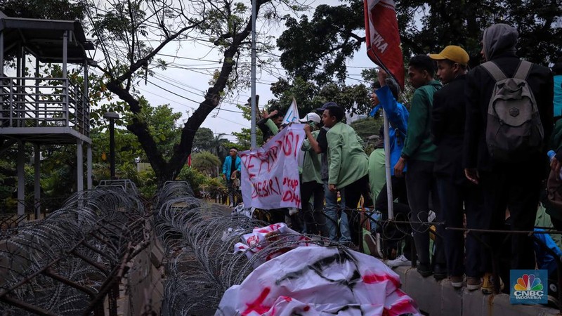 Mahasiswa yang tergabung dalam Aliansi BEM SI (Seluruh Indonesia) melakukan demonstrasi di kawasan Patung Kuda, Jakarta, Jumat (20/10/2023). (CNBC Indonesia/Faisal Rahman)