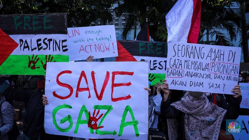 Massa aksi melakukan unjuk rasa di depan kantor perwakilan Perserikatan Bangsa-Bangsa (PBB) di Jakarta, Jumat (20/10/2023). (CNBC Indonesia/Faisal Rahman)