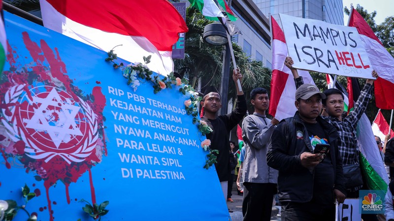 Massa aksi melakukan unjuk rasa di depan kantor perwakilan Perserikatan Bangsa-Bangsa (PBB) di Jakarta, Jumat (20/10/2023). Massa aksi melakukan unjuk rasa di depan kantor perwakilan Perserikatan Bangsa-Bangsa (PBB) di Jakarta, Jumat (20/10/2023). (CNBC Indonesia/Faisal Rahman)