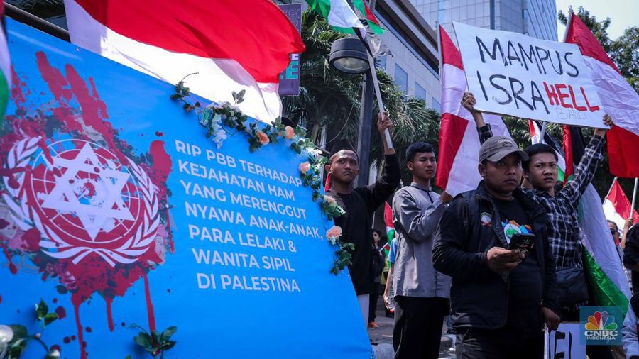 Massa aksi melakukan unjuk rasa di depan kantor perwakilan Perserikatan Bangsa-Bangsa (PBB) di Jakarta, Jumat (20/10/2023). (CNBC Indonesia/Faisal Rahman)