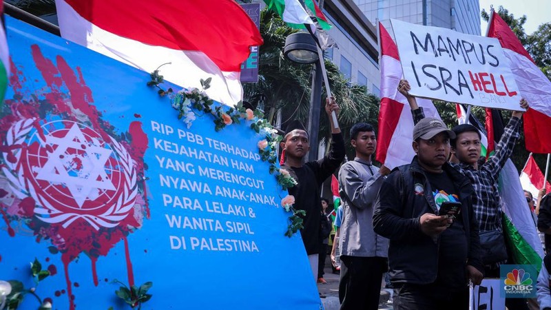 Massa aksi melakukan unjuk rasa di depan kantor perwakilan Perserikatan Bangsa-Bangsa (PBB) di Jakarta, Jumat (20/10/2023). (CNBC Indonesia/Faisal Rahman)