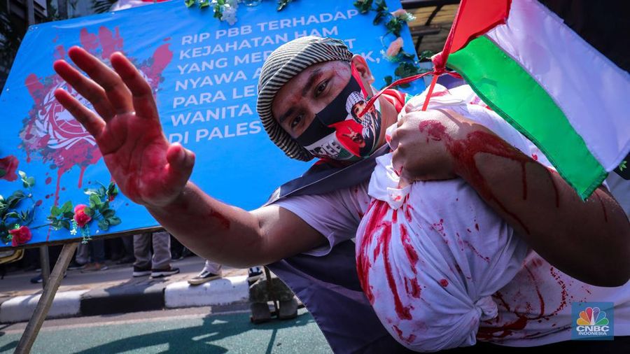 Massa aksi melakukan unjuk rasa di depan kantor perwakilan Perserikatan Bangsa-Bangsa (PBB) di Jakarta, Jumat (20/10/2023). (CNBC Indonesia/Faisal Rahman)