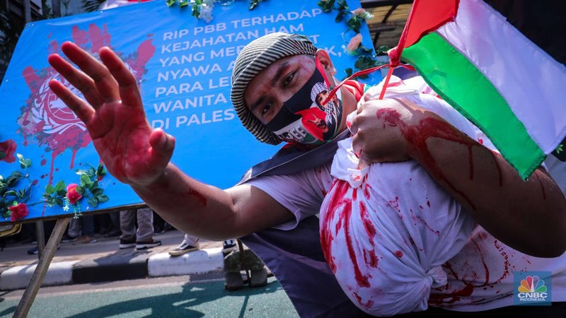 Massa aksi melakukan unjuk rasa di depan kantor perwakilan Perserikatan Bangsa-Bangsa (PBB) di Jakarta, Jumat (20/10/2023). (CNBC Indonesia/Faisal Rahman)