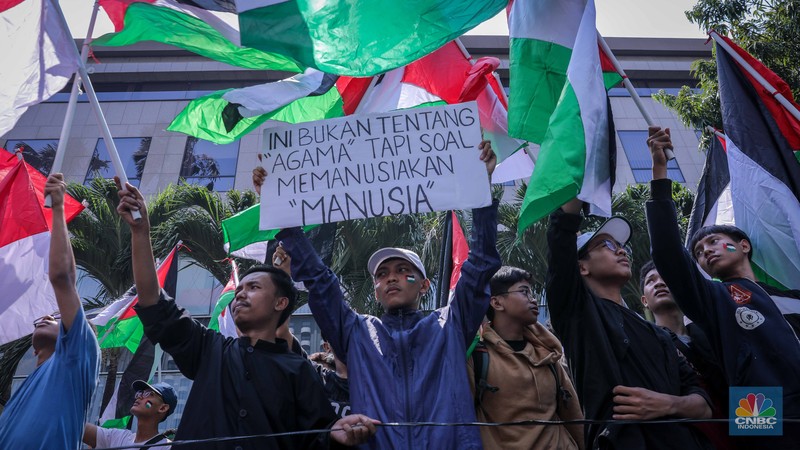 Massa aksi melakukan unjuk rasa di depan kantor perwakilan Perserikatan Bangsa-Bangsa (PBB) di Jakarta, Jumat (20/10/2023). (CNBC Indonesia/Faisal Rahman)