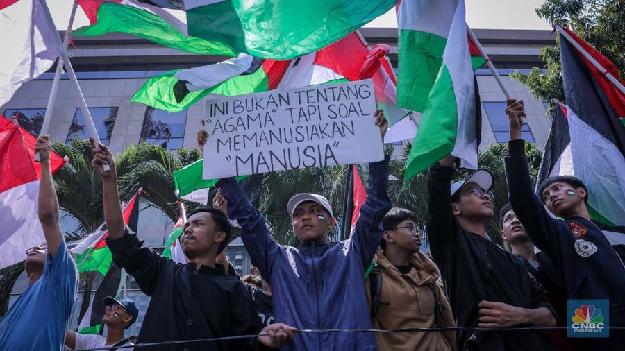 Massa aksi melakukan unjuk rasa di depan kantor perwakilan Perserikatan Bangsa-Bangsa (PBB) di Jakarta, Jumat (20/10/2023). (CNBC Indonesia/Faisal Rahman)