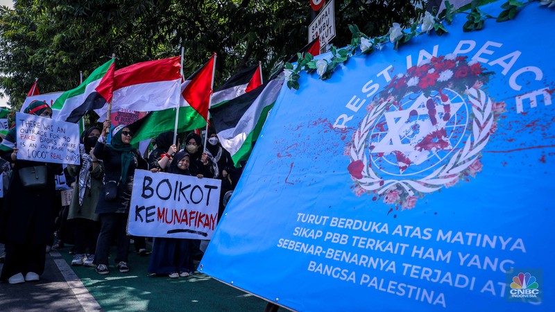 Massa aksi melakukan unjuk rasa di depan kantor perwakilan Perserikatan Bangsa-Bangsa (PBB) di Jakarta, Jumat (20/10/2023). (CNBC Indonesia/Faisal Rahman)