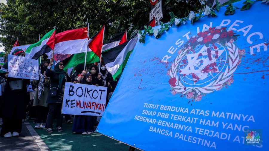 Massa aksi melakukan unjuk rasa di depan kantor perwakilan Perserikatan Bangsa-Bangsa (PBB) di Jakarta, Jumat (20/10/2023). (CNBC Indonesia/Faisal Rahman)