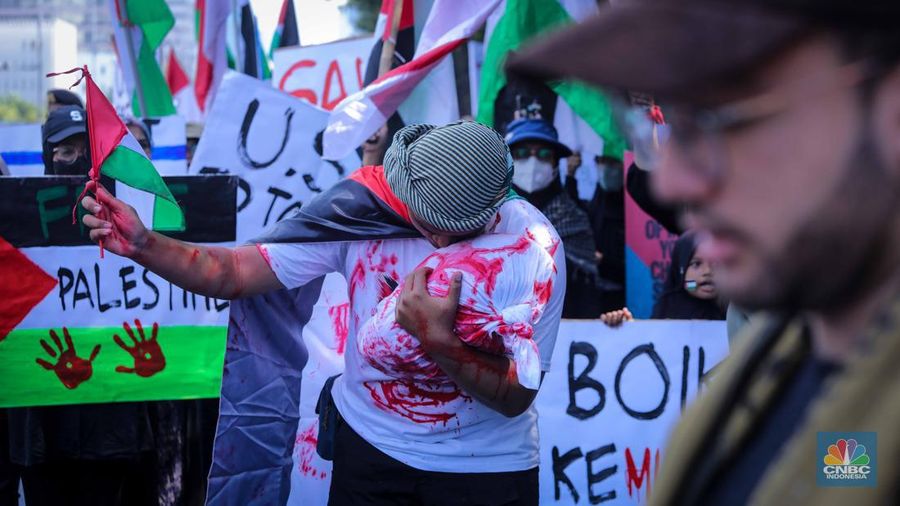 Massa aksi melakukan unjuk rasa di depan kantor perwakilan Perserikatan Bangsa-Bangsa (PBB) di Jakarta, Jumat (20/10/2023). (CNBC Indonesia/Faisal Rahman)