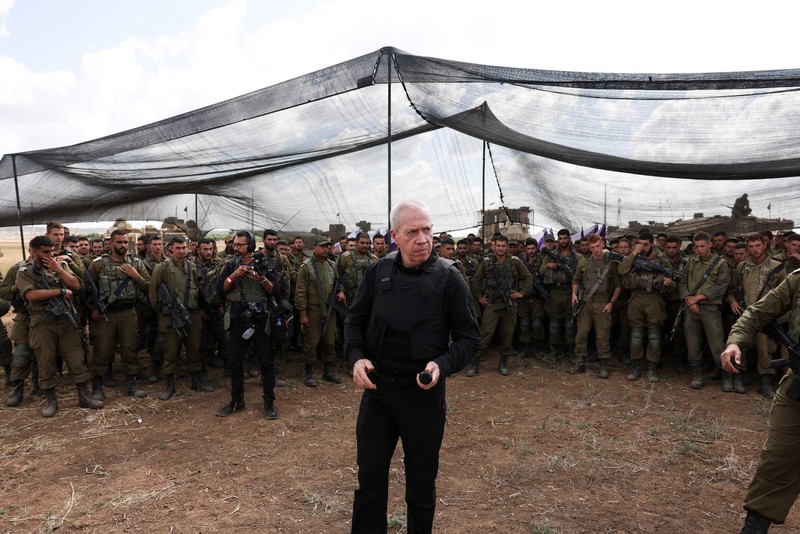 Menteri Pertahanan Israel Yoav Gallant bertemu tentara di lapangan dekat perbatasan Israel dengan Jalur Gaza, di Israel selatan 19 Oktober 2023. Menteri Pertahanan Israel Yoav Gallant bertemu tentara di lapangan dekat perbatasan Israel dengan Jalur Gaza, di Israel selatan 19 Oktober 2023. (REUTERS/Ronen Zvulun)