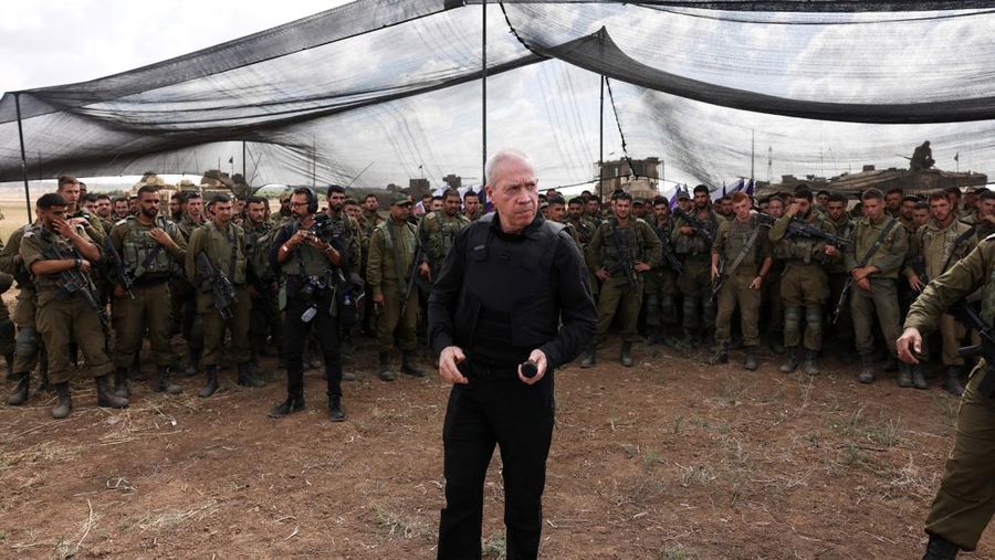 Menteri Pertahanan Israel Yoav Gallant bertemu tentara di lapangan dekat perbatasan Israel dengan Jalur Gaza, di Israel selatan 19 Oktober 2023. (REUTERS/Ronen Zvulun)