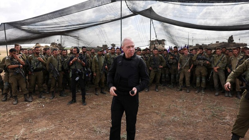 Menteri Pertahanan Israel Yoav Gallant bertemu tentara di lapangan dekat perbatasan Israel dengan Jalur Gaza, di Israel selatan 19 Oktober 2023. (REUTERS/Ronen Zvulun)