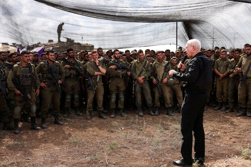 Menteri Pertahanan Israel Yoav Gallant bertemu tentara di lapangan dekat perbatasan Israel dengan Jalur Gaza, di Israel selatan 19 Oktober 2023. Menteri Pertahanan Israel Yoav Gallant bertemu tentara di lapangan dekat perbatasan Israel dengan Jalur Gaza, di Israel selatan 19 Oktober 2023. (REUTERS/Ronen Zvulun)
