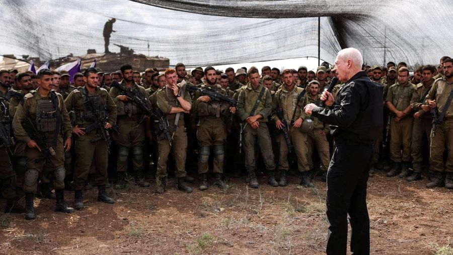 Menteri Pertahanan Israel Yoav Gallant bertemu tentara di lapangan dekat perbatasan Israel dengan Jalur Gaza, di Israel selatan 19 Oktober 2023. (REUTERS/Ronen Zvulun)