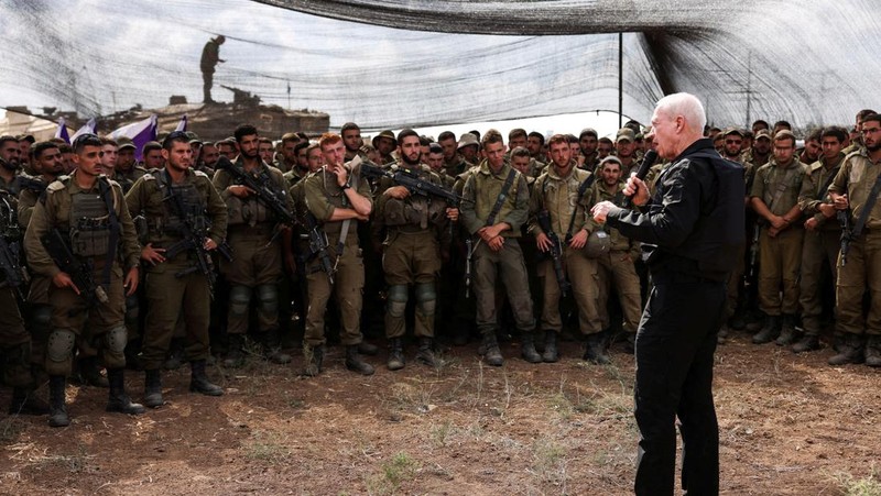 Menteri Pertahanan Israel Yoav Gallant bertemu tentara di lapangan dekat perbatasan Israel dengan Jalur Gaza, di Israel selatan 19 Oktober 2023. (REUTERS/Ronen Zvulun)