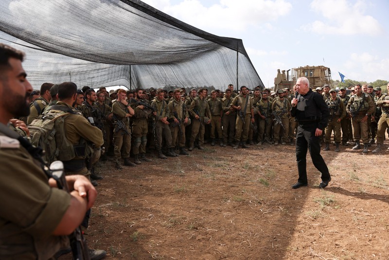 Menteri Pertahanan Israel Yoav Gallant bertemu tentara di lapangan dekat perbatasan Israel dengan Jalur Gaza, di Israel selatan 19 Oktober 2023. (REUTERS/Ronen Zvulun)