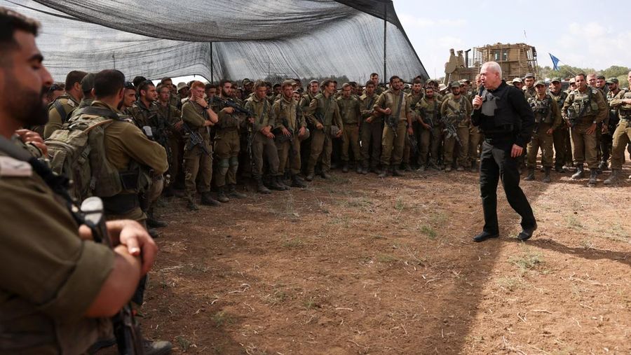 Menteri Pertahanan Israel Yoav Gallant bertemu tentara di lapangan dekat perbatasan Israel dengan Jalur Gaza, di Israel selatan 19 Oktober 2023. (REUTERS/Ronen Zvulun)