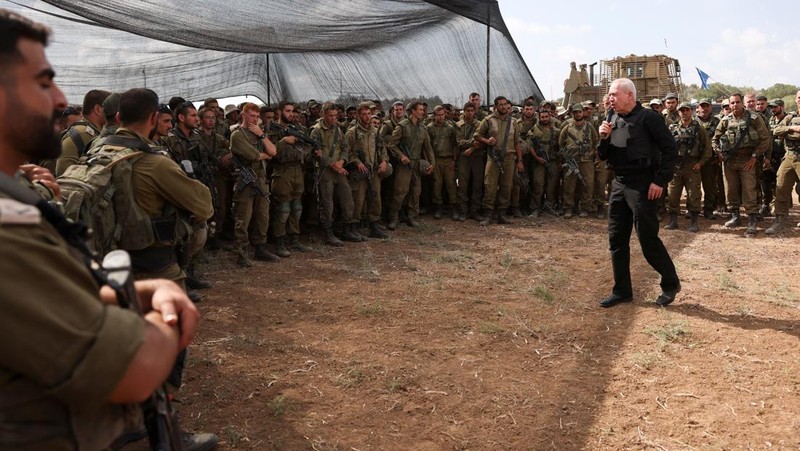 Menteri Pertahanan Israel Yoav Gallant bertemu tentara di lapangan dekat perbatasan Israel dengan Jalur Gaza, di Israel selatan 19 Oktober 2023. (REUTERS/Ronen Zvulun)