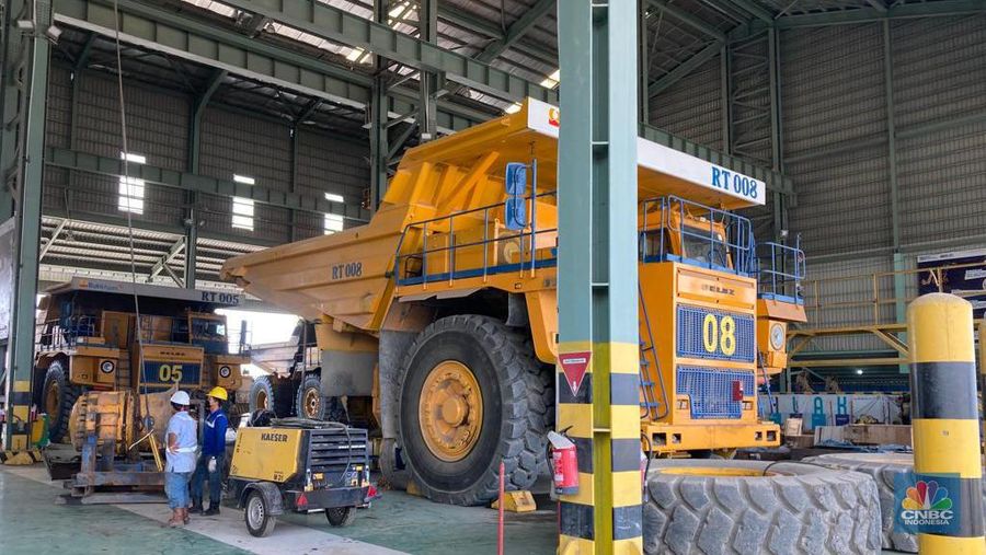 Nampak terlihat suasana para pekerja yang sedang melakukan perawatan dan pemeliharaan unit Hybrid Dump Truck (Belaz-75135) di wilayah operasi pertambangan PTBA, Muara Enim. (CNBC Indonesia/Verda Nano)
