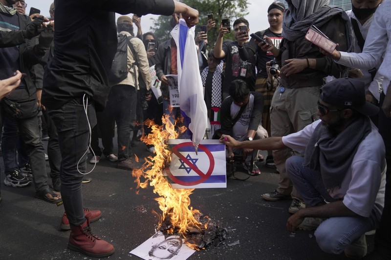 Demonstran pro-Palestina melakaukan unjuk rasa di London, Inggris, Sabtu (21/10/2023). (REUTERS/Hannah McKay)