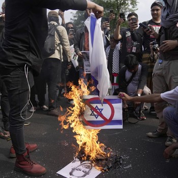 Potret Massa Marah dan Bakar Bendera Israel & Poster Biden