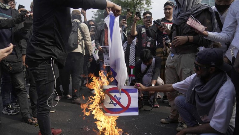 Demonstran pro-Palestina melakaukan unjuk rasa di London, Inggris, Sabtu (21/10/2023). (REUTERS/Hannah McKay)