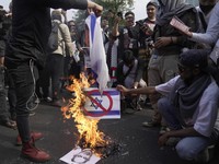 Potret Massa Marah dan Bakar Bendera Israel & Poster Biden