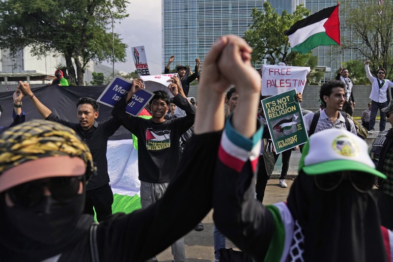 Seorang pengunjuk rasa memperlihatkan poster Perdana Menteri Israel Benjamin Netanyahu yang dirusak selama unjuk rasa mendukung rakyat Palestina di luar Kementerian Luar Negeri Indonesia di Jakarta, Indonesia, Jumat, 20 Oktober 2023. Seorang pengunjuk rasa memperlihatkan poster Perdana Menteri Israel Benjamin Netanyahu yang dirusak selama unjuk rasa mendukung rakyat Palestina di luar Kementerian Luar Negeri Indonesia di Jakarta, Indonesia, Jumat, 20 Oktober 2023. Ratusan orang melancarkan protes di ibu kota Indonesia pada hari Jumat untuk mengecam kelompok tersebut. Dukungan Amerika terhadap Israel dan menuntut diakhirinya serangan udara Israel di Jalur Gaza. (AP Photo/Dita Alangkara)