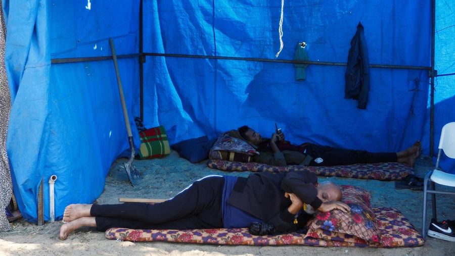Warga Palestina, yang meninggalkan rumah mereka di tengah serangan Israel, berlindung di tenda kamp di sebuah pusat yang dikelola PBB, setelah Israel menyerukan agar lebih dari 1 juta warga sipil di Gaza utara untuk pindah ke selatan, di Khan Younis di Jalur Gaza selatan, Oktober 19 Agustus 2023. REUTERS/Ibraheem Abu Mustafa