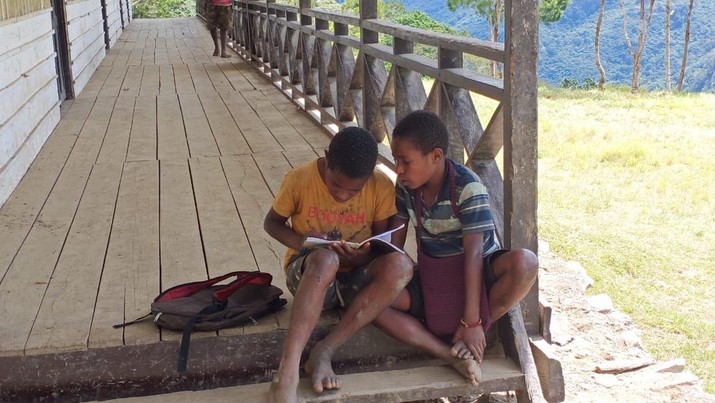 Perjuangan Anak Papua Menembus Hutan hingga Jalan Kaki 3 Hari untuk Belajar. (Dok. Berbuat Baik)