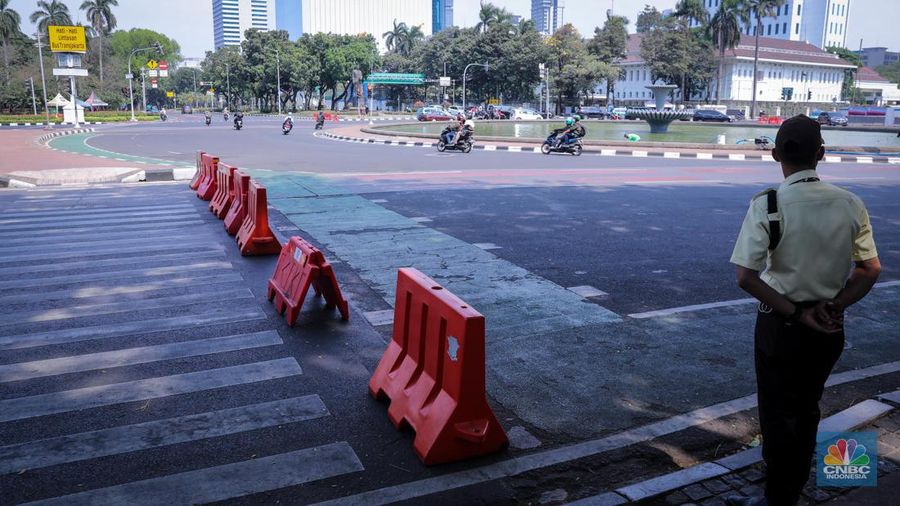 Petugas kepoilisian berjaga saat penutupan ruas jalan Medan Merdeka Barat, Jakarta, Jumat (20/10/2023). (CNBC Indonesia/Faisal Rahman)