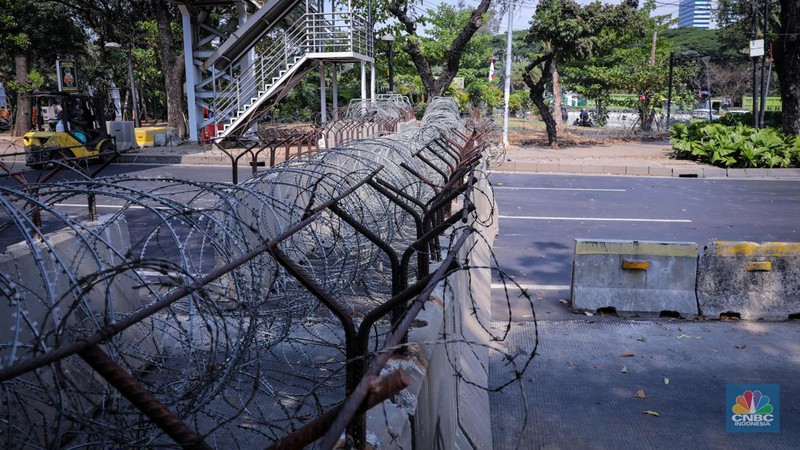 Petugas kepoilisian berjaga saat penutupan ruas jalan Medan Merdeka Barat, Jakarta, Jumat (20/10/2023). (CNBC Indonesia/Faisal Rahman)
