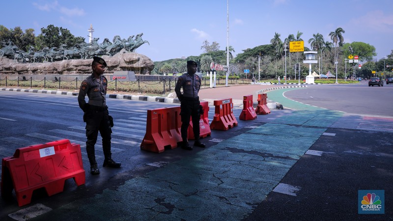 Petugas kepoilisian berjaga saat penutupan ruas jalan Medan Merdeka Barat, Jakarta, Jumat (20/10/2023). Petugas kepoilisian berjaga saat penutupan ruas jalan Medan Merdeka Barat, Jakarta, Jumat (20/10/2023). (CNBC Indonesia/Faisal Rahman)