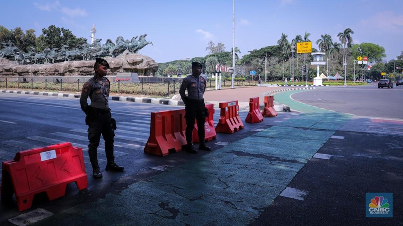 Petugas kepoilisian berjaga saat penutupan ruas jalan Medan Merdeka Barat, Jakarta, Jumat (20/10/2023). (CNBC Indonesia/Faisal Rahman)