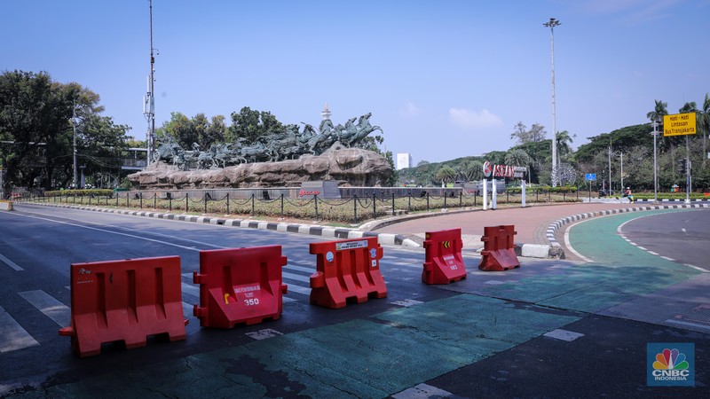 Petugas kepoilisian berjaga saat penutupan ruas jalan Medan Merdeka Barat, Jakarta, Jumat (20/10/2023). (CNBC Indonesia/Faisal Rahman)