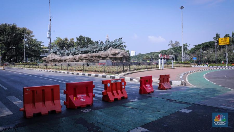 Petugas kepoilisian berjaga saat penutupan ruas jalan Medan Merdeka Barat, Jakarta, Jumat (20/10/2023). (CNBC Indonesia/Faisal Rahman)