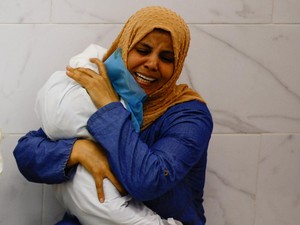 Hancur Hati Al-Maghari Kafani Mayat Anak-anak Gaza: Apa yang Israel Lakukan?